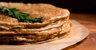 Crepes de trigo sarraceno con queso casero y hierbas frescas